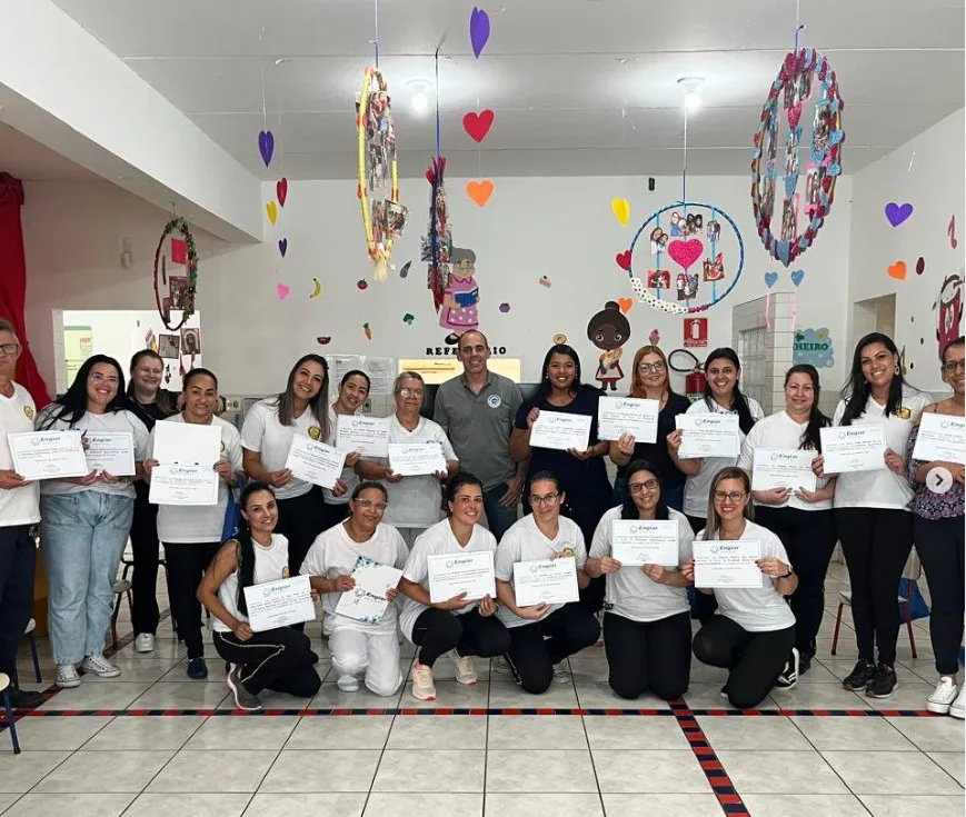 Turma de alunos com certificados na ENGIAR Polo de Ensino