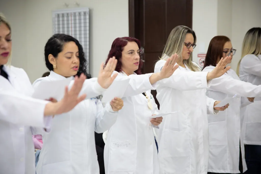 Alunos de jaleco na Cerimônia do Jaleco da ENGIAR